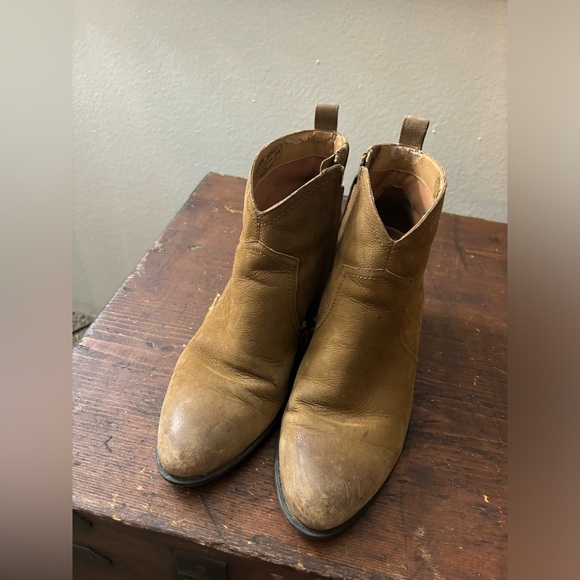 Vionic boots - Picture 1 of 5